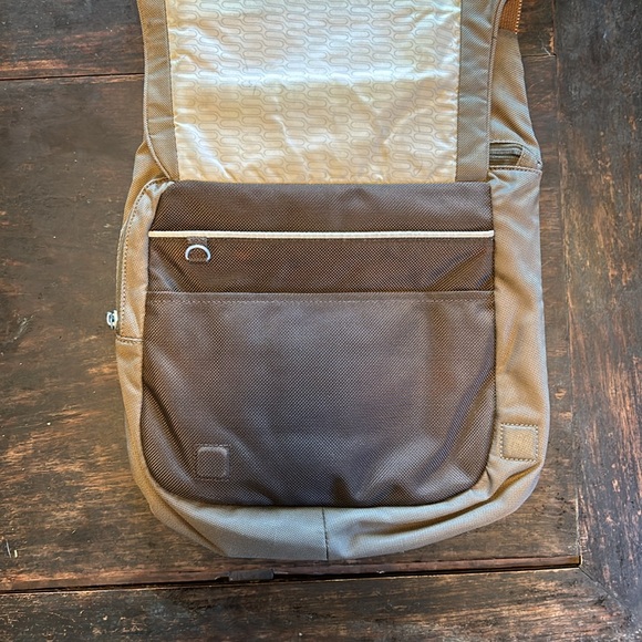 Tumi Shoulder bag, in GREAT condition, Olive color - Picture 7 of 12